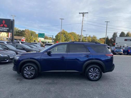 2022 Nissan Pathfinder SV