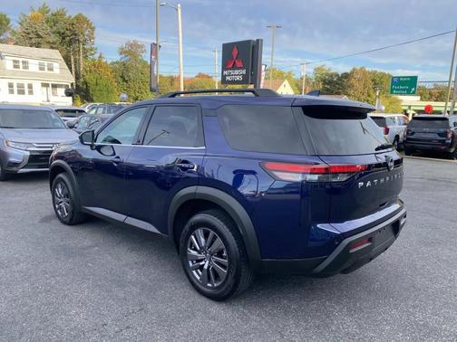 2022 Nissan Pathfinder SV