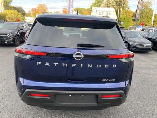2022 Nissan Pathfinder SV