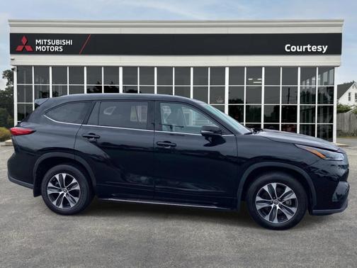 Midnight Black Metallic 2022 Toyota Highlander XLE
