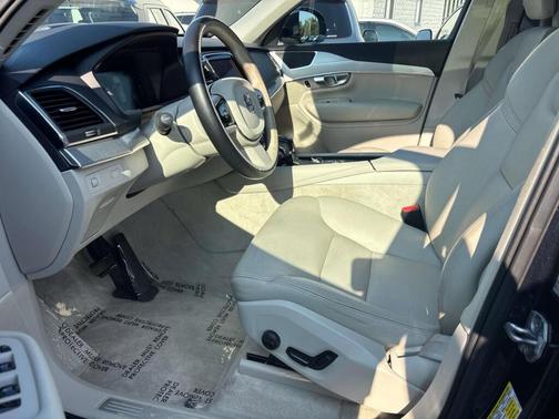 2016 Volvo XC90 T6 Momentum
