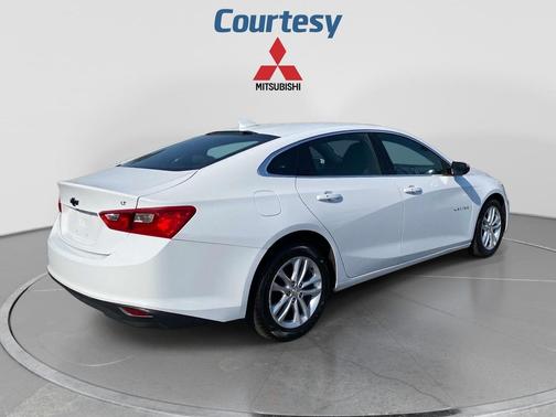 White 2018 Chevrolet Malibu LT