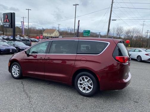 2022 Chrysler Voyager LX