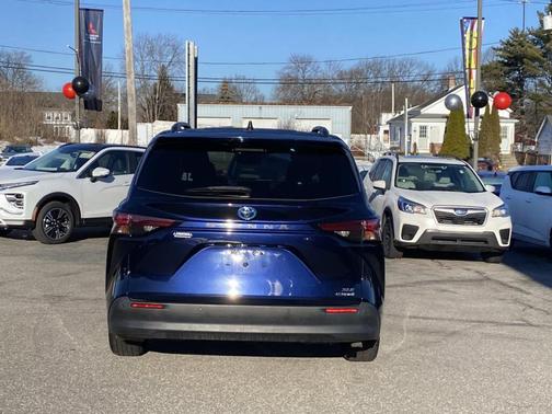 2021 Toyota Sienna XLE 8 Passenger
