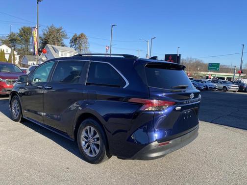 2021 Toyota Sienna XLE 8 Passenger