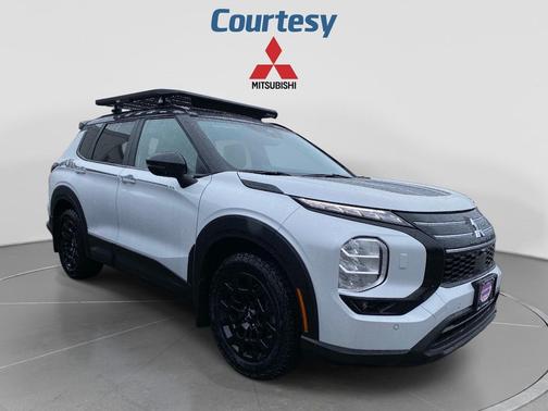 White Diamond/Black Roof 2026 Mitsubishi Outlander Trail Edition S-AWC