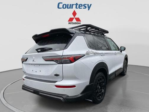 White Diamond/Black Roof 2026 Mitsubishi Outlander Trail Edition S-AWC