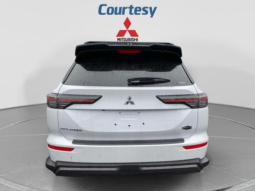 White Diamond/Black Roof 2026 Mitsubishi Outlander Trail Edition S-AWC