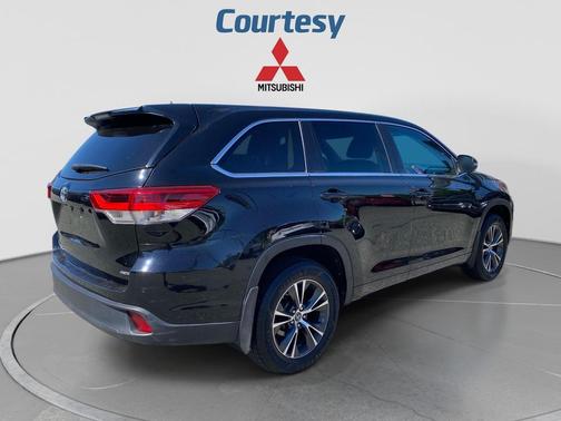 Midnight Black Metallic 2018 Toyota Highlander LE
