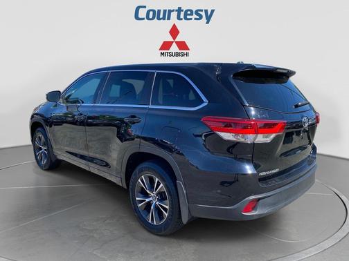 Midnight Black Metallic 2018 Toyota Highlander LE