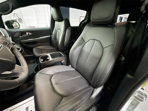 Bright White Clearcoat 2026 Chrysler Pacifica L