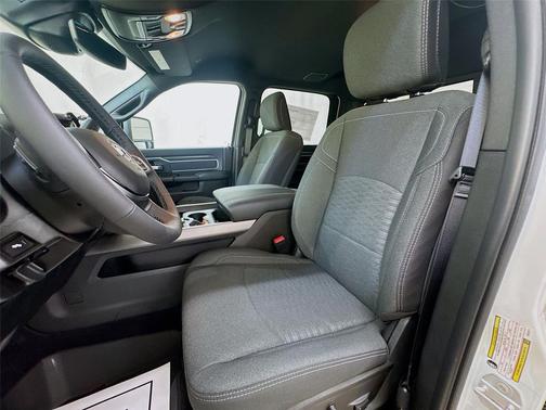 Bright White Clearcoat 2026 RAM 2500 Big Horn Crew Cab 4x4 6'4' Box