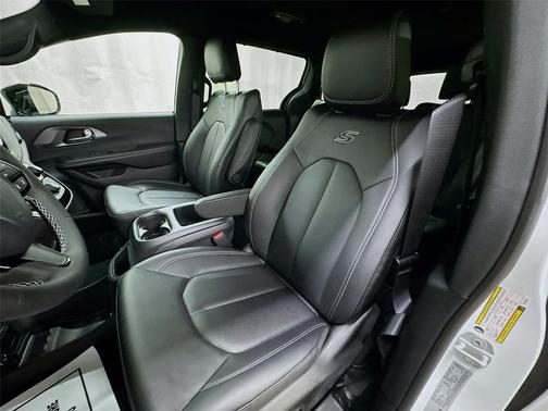 Bright White Clearcoat 2026 Chrysler Pacifica L