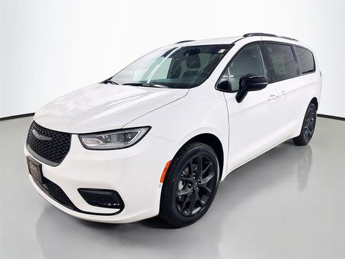 Bright White Clearcoat 2026 Chrysler Pacifica L