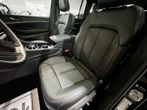 Diamond Black Crystal Pearlcoat 2026 Jeep Grand Cherokee Limited