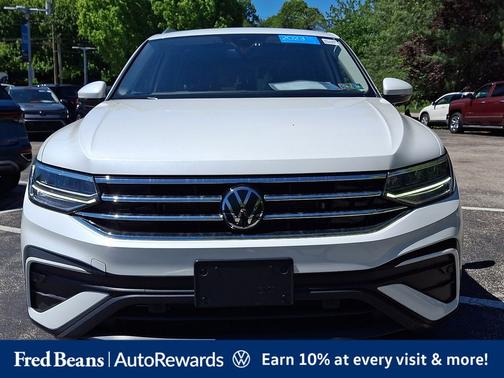 Opal White Pearl Effect 2023 Volkswagen Tiguan 2.0T SE