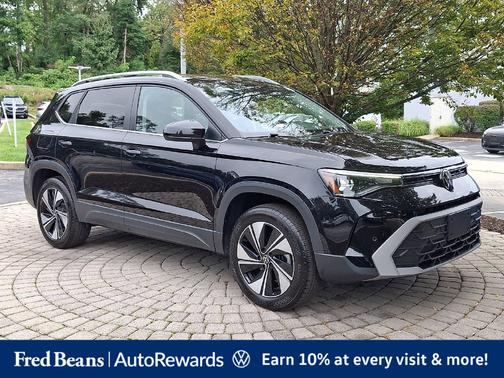 Deep Black Pearl Effect 2025 Volkswagen Taos 1.5T SE