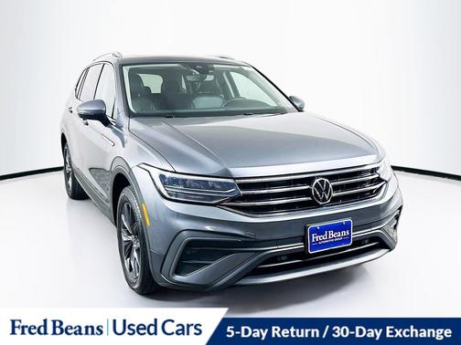 Platinum Gray Metallic 2023 Volkswagen Tiguan 2.0T SE