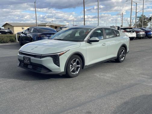 2025 Kia K4 LXS FWD