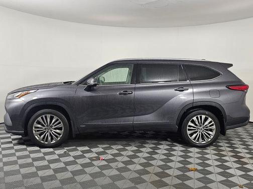 2022 Toyota Highlander Hybrid Platinum