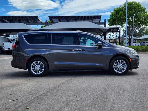 2022 Chrysler Pacifica Touring AWD