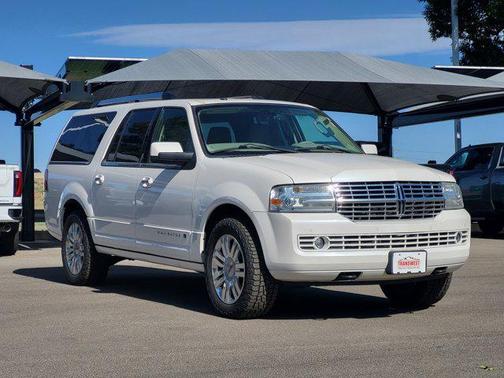 White Platinum Metallic Tri-Coat 2014 Lincoln Navigator Base