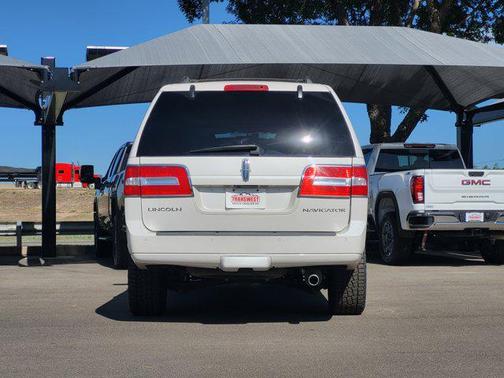 White Platinum Metallic Tri-Coat 2014 Lincoln Navigator Base