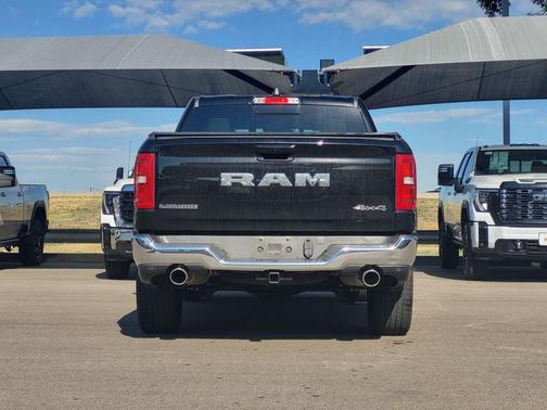 Diamond Black Crystal Pearlcoat 2025 RAM 1500 Laramie