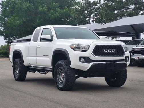Super White 2017 Toyota Tacoma SR5