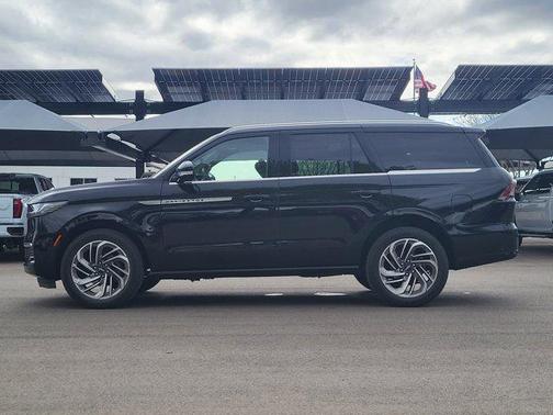 Infinite Black Metallic Clearcoat 2025 Lincoln Navigator Reserve