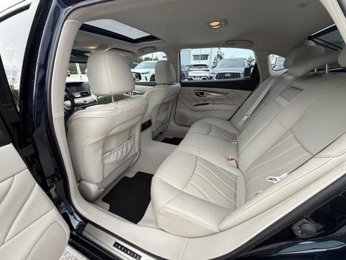 2015 INFINITI Q70L 5.6