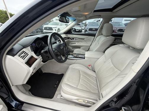 2015 INFINITI Q70L 5.6
