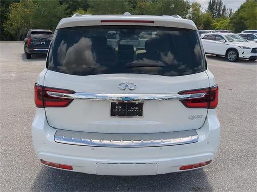 2022 INFINITI QX80 Luxe