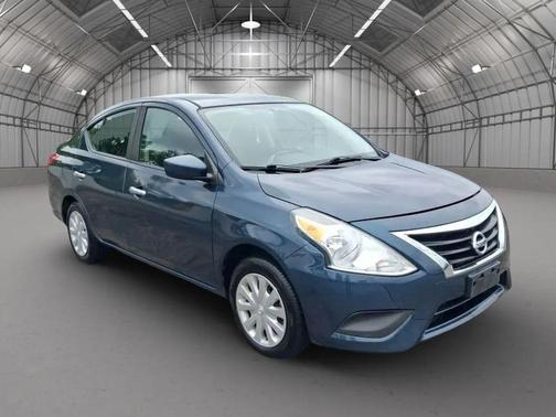 Blue 2017 Nissan Versa 1.6 SV