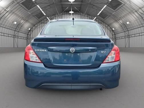 Blue 2017 Nissan Versa 1.6 SV