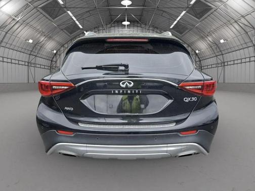 2017 INFINITI QX30 Premium