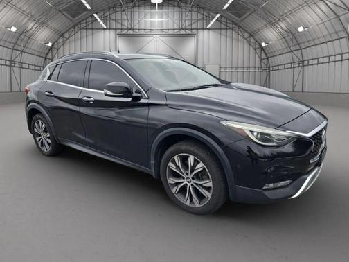 2017 INFINITI QX30 Premium