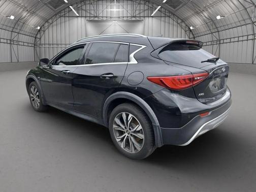 2017 INFINITI QX30 Premium