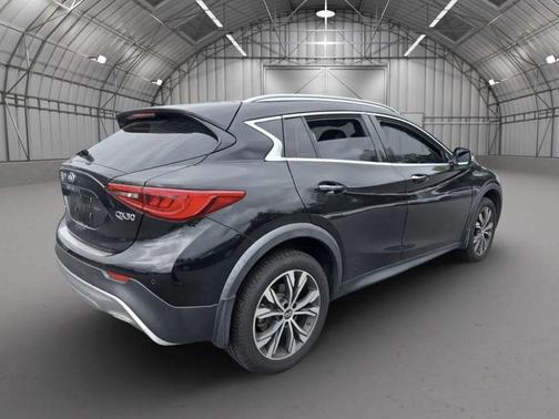 2017 INFINITI QX30 Premium