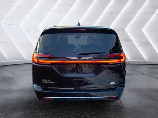 2023 Chrysler Pacifica Touring-L