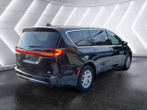 2023 Chrysler Pacifica Touring-L