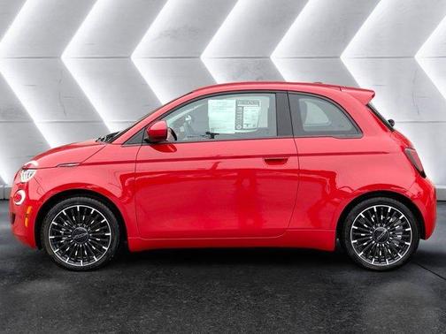 2024 FIAT 500e Base
