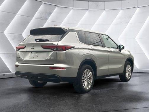 2022 Mitsubishi Outlander ES