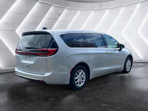 2023 Chrysler Pacifica Touring-L