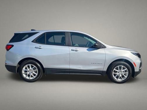 Silver Ice Metallic 2022 Chevrolet Equinox LS