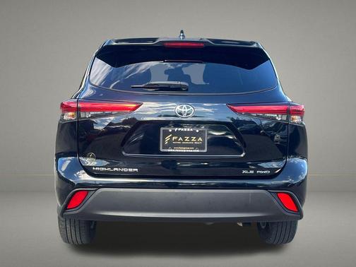 Midnight Black Metallic 2020 Toyota Highlander LE