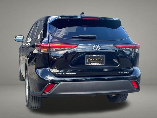 Midnight Black Metallic 2020 Toyota Highlander LE