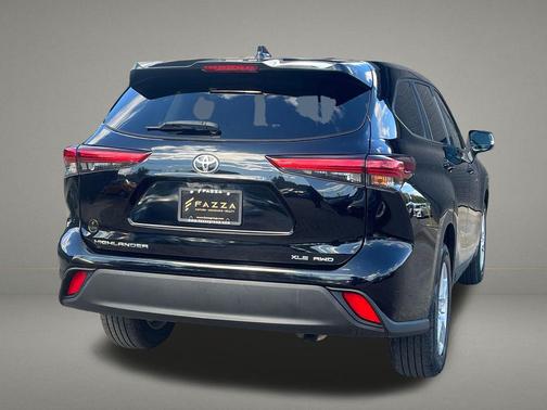 Midnight Black Metallic 2020 Toyota Highlander LE