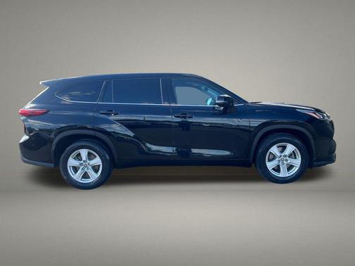Midnight Black Metallic 2020 Toyota Highlander LE