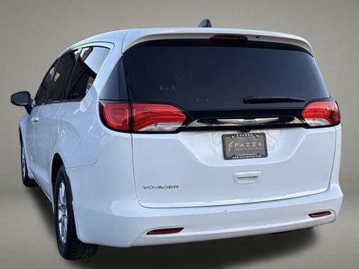 2022 Chrysler Voyager LX